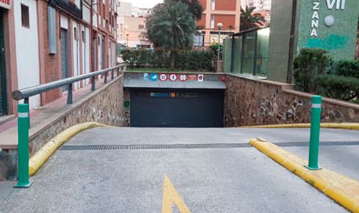 instalación parking pilona flexible con placa