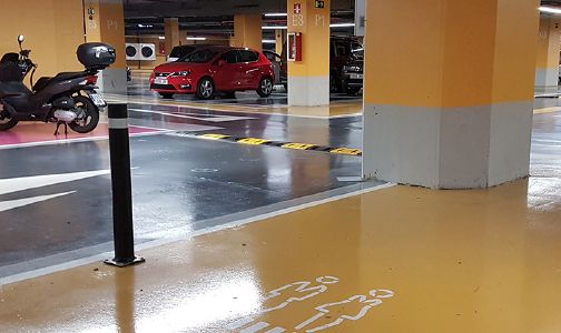 instalación parking pilona flexible con placa